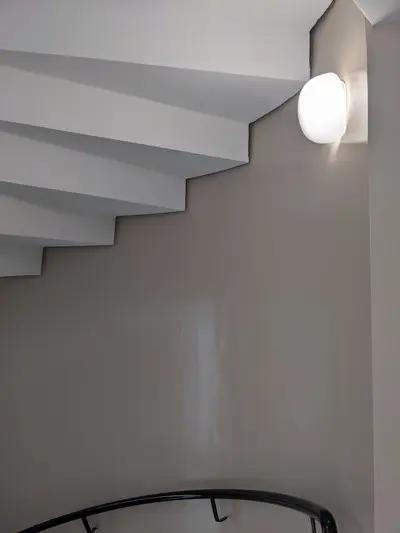 Travaux de peinture cage d’escalier à Paris – Exemple de projet. Cage d’escalier rénovée à Paris – Devis Peinture Cage d’Escalier Gratuit